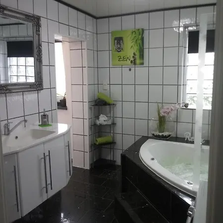 Blaue Oase, Netflix, Massagesessel, Whirlpool Badewanne *